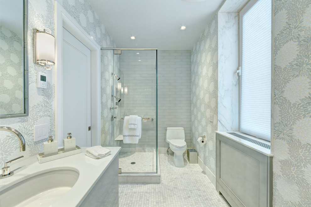 Exemple d'une grande salle de bain principale chic avec un carrelage blanc, mosaïque, un mur gris et un sol en marbre.