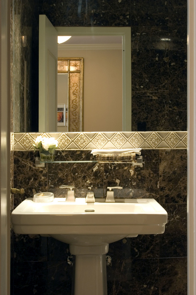 Idée de décoration pour une salle de bain principale bohème de taille moyenne avec du carrelage en marbre, un lavabo de ferme, WC à poser, un carrelage marron, un mur marron et un sol en marbre.
