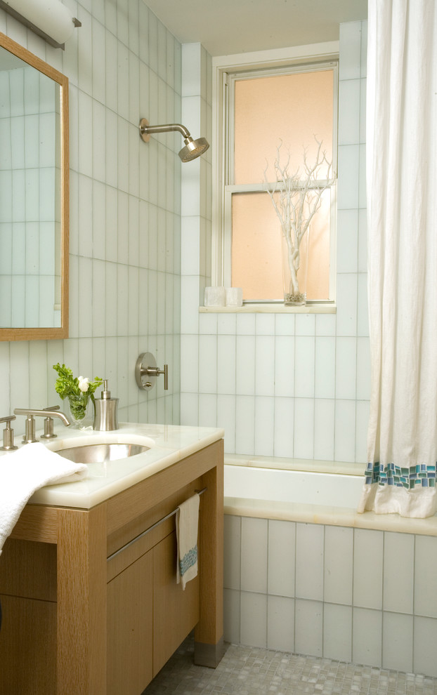 Источник вдохновения для домашнего уюта: ванная комната в стиле неоклассика (современная классика) с ванной в нише, душем над ванной, синей плиткой, шторкой для ванной и окном
