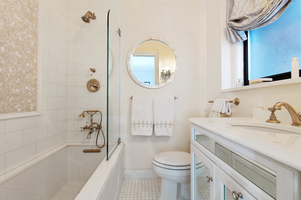 На фото: ванная комната в классическом стиле с открытым душем, серой плиткой, каменной плиткой, полом из мозаичной плитки, консольной раковиной, мраморной столешницей и открытым душем