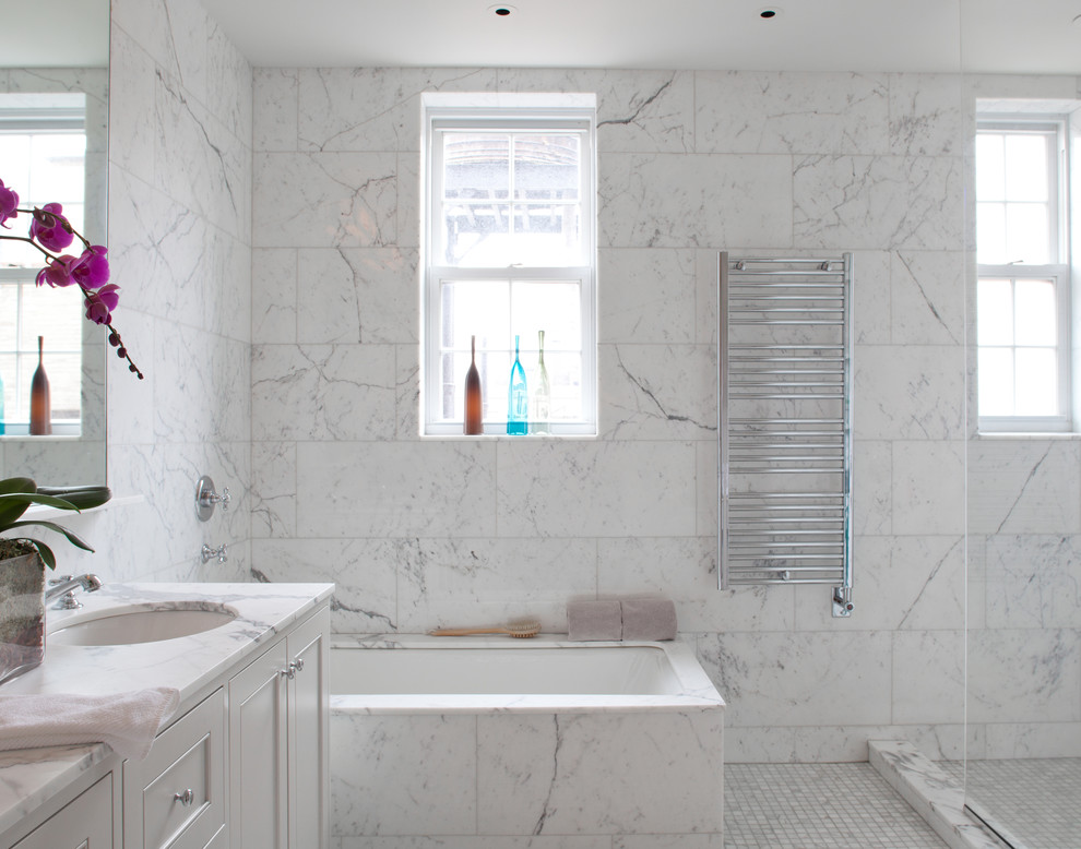Esempio di una stanza da bagno tradizionale con top in marmo