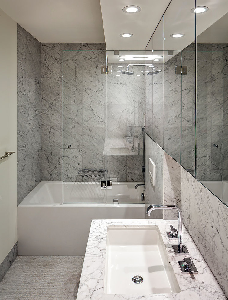 Esempio di una stanza da bagno moderna di medie dimensioni con vasca/doccia, piastrelle grigie, piastrelle in gres porcellanato, pareti bianche, pavimento con piastrelle a mosaico, lavabo sottopiano e top in marmo
