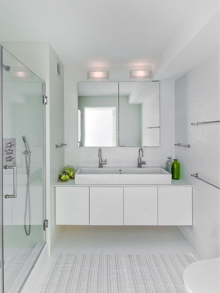 Ispirazione per una stanza da bagno padronale minimal con pareti bianche, lavabo rettangolare, ante lisce, ante bianche, doccia alcova e piastrelle bianche