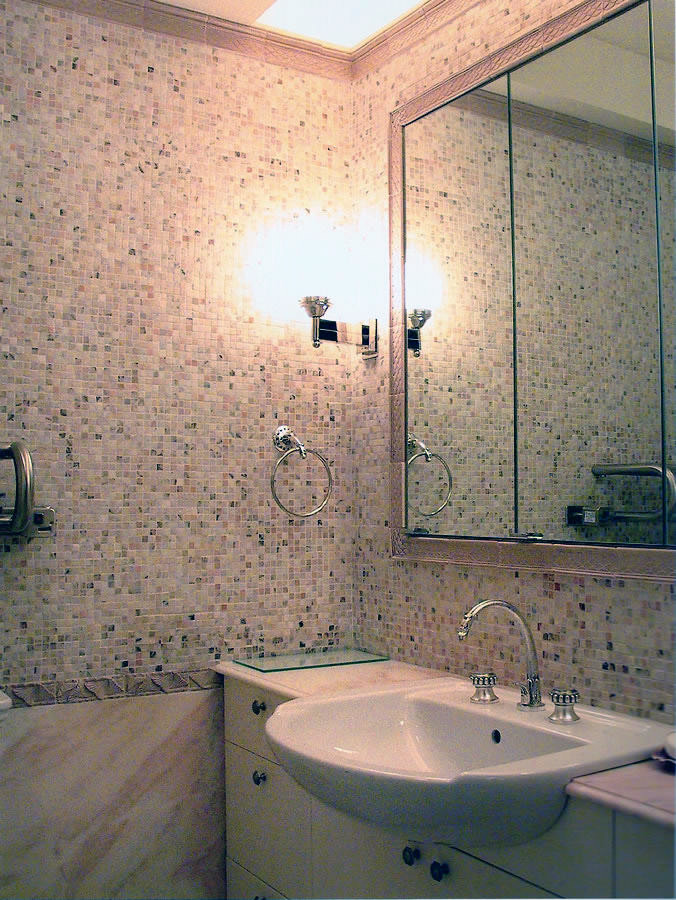На фото: большая главная ванная комната в стиле неоклассика (современная классика) с плоскими фасадами, накладной ванной, душем над ванной, розовой плиткой, розовыми стенами, мраморным полом, накладной раковиной, мраморной столешницей, фасадами цвета дерева среднего тона, унитазом-моноблоком, плиткой мозаикой, розовым полом и шторкой для ванной с