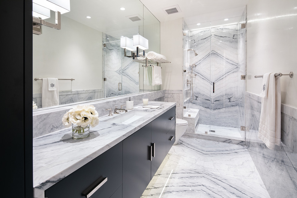 Klassisches Badezimmer mit flächenbündigen Schrankfronten, schwarzen Schränken, Duschnische, weißer Wandfarbe, Unterbauwaschbecken, grauem Boden und grauer Waschtischplatte in New York