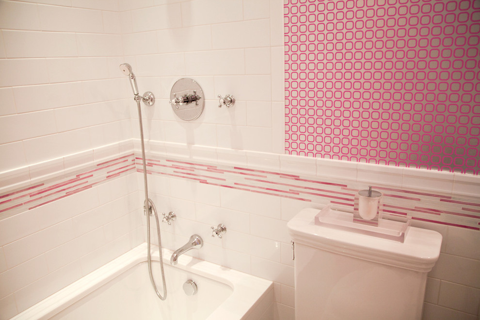 ニューヨークにあるモダンスタイルのおしゃれな浴室 (白いタイル、セラミックタイル、ピンクの壁、モザイクタイル) の写真