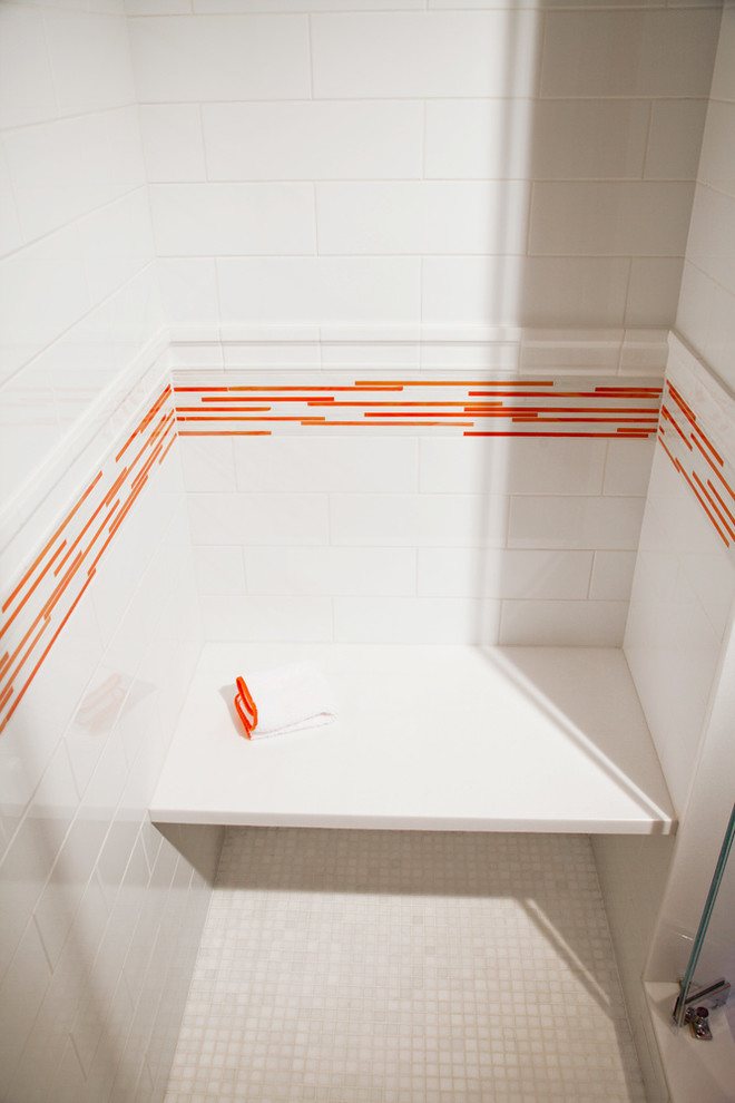 Ispirazione per una stanza da bagno moderna con pavimento con piastrelle a mosaico