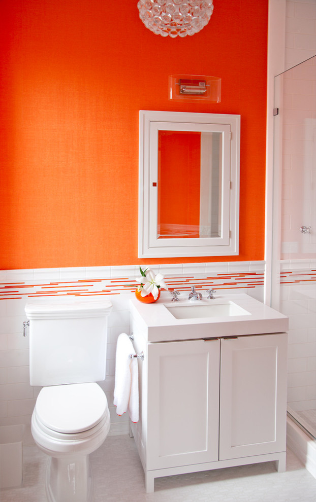 Modernes Badezimmer mit weißen Fliesen, Keramikfliesen und Mosaik-Bodenfliesen in New York