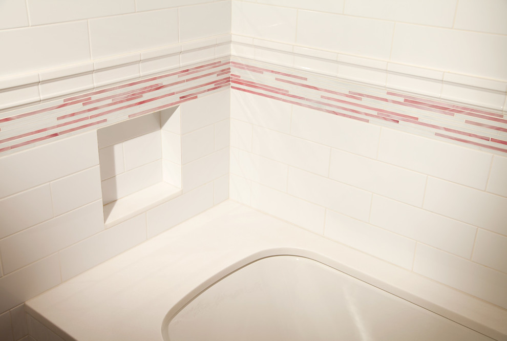 Foto di una stanza da bagno minimalista con piastrelle bianche, piastrelle in ceramica, pareti rosa e pavimento con piastrelle a mosaico