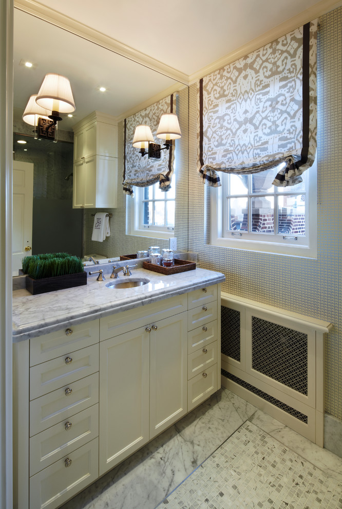 Foto di una stanza da bagno chic con lavabo sottopiano, ante con riquadro incassato, ante bianche e top in marmo