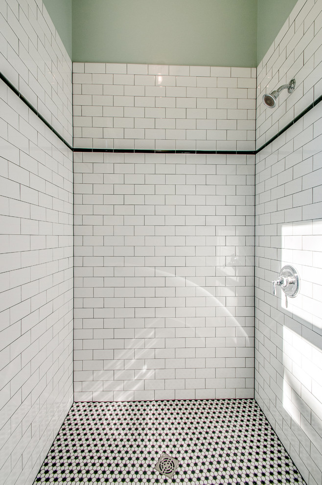 Cette photo montre une petite salle d'eau chic avec un lavabo suspendu, un placard sans porte, une douche ouverte, WC séparés, un carrelage blanc, un carrelage métro, un mur vert et un sol en carrelage de céramique.