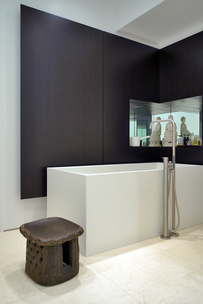 Modernes Badezimmer mit freistehender Badewanne in New York