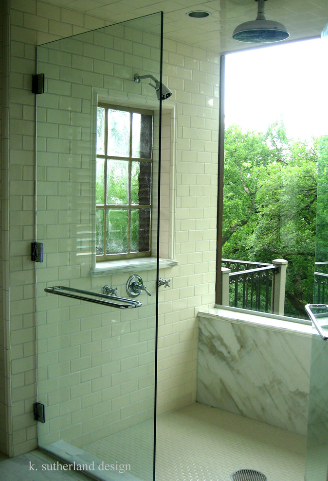 Großes Stilmix Badezimmer mit Marmor-Waschbecken/Waschtisch, Löwenfuß-Badewanne, Doppeldusche, weißen Fliesen, Keramikfliesen, gelber Wandfarbe und Marmorboden in Dallas