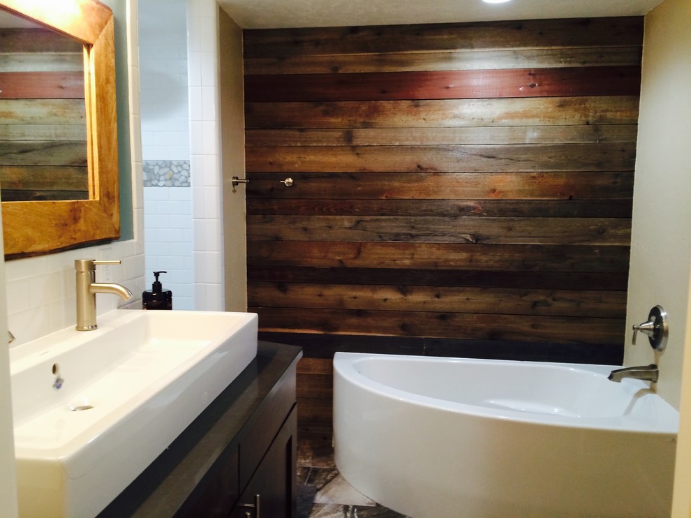Foto på ett mellanstort funkis badrum med dusch, med skåp i shakerstil, skåp i mörkt trä, ett hörnbadkar, ett avlångt handfat, våtrum, vit kakel, keramikplattor, bruna väggar, träbänkskiva och med dusch som är öppen