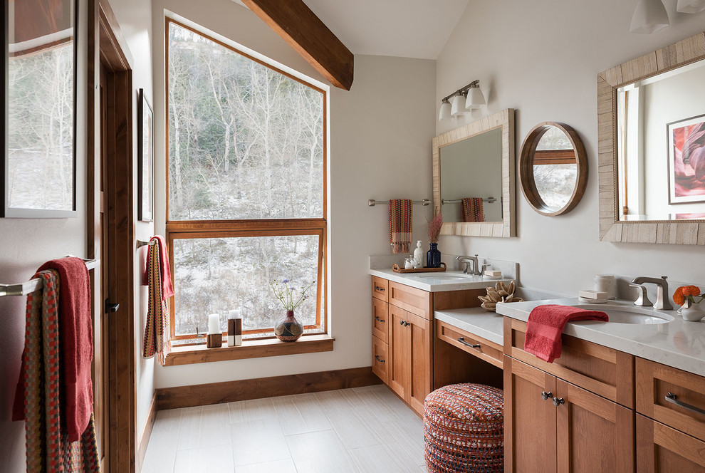 Foto di una stanza da bagno tradizionale con ante in stile shaker, ante in legno scuro, lavabo sottopiano e pavimento bianco