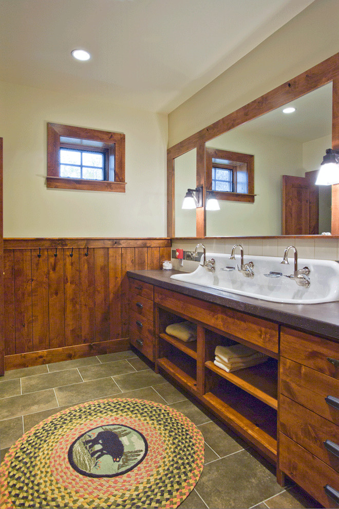 Foto på ett stort rustikt en-suite badrum, med släta luckor, skåp i mörkt trä, beige väggar, klinkergolv i porslin, ett avlångt handfat och bänkskiva i betong