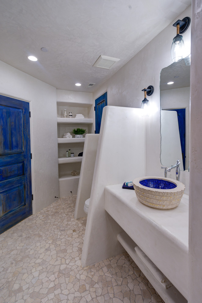 Modelo de cuarto de baño rural con armarios abiertos, puertas de armario amarillas y lavabo sobreencimera