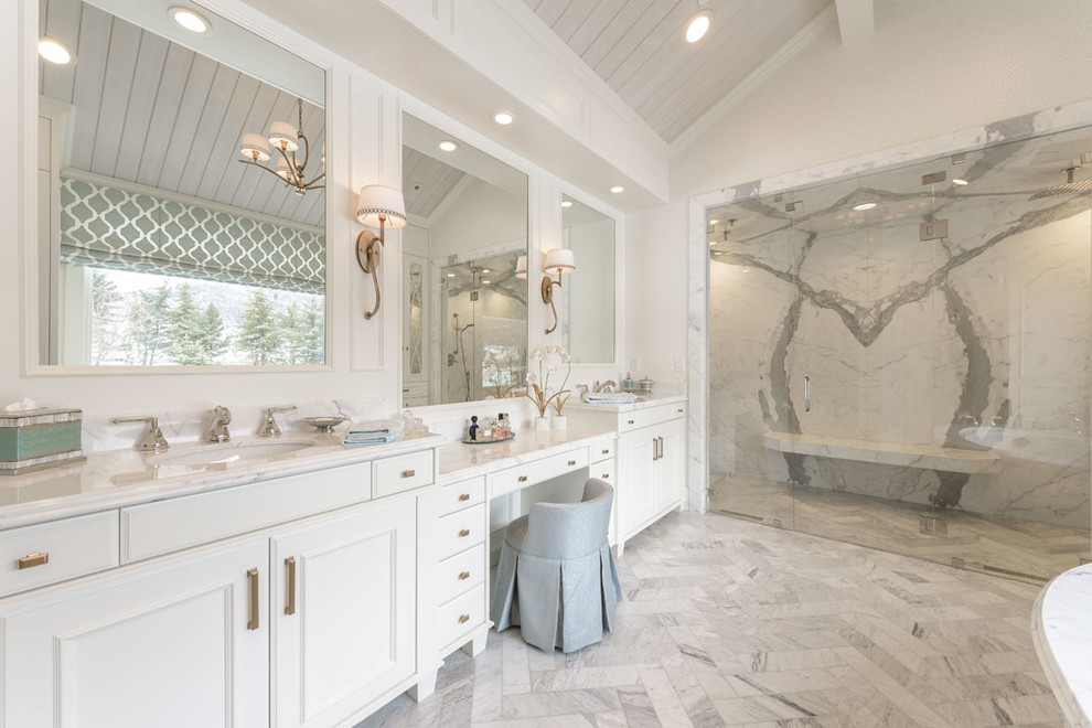 Inredning av ett klassiskt stort en-suite badrum, med en kantlös dusch, vita väggar, marmorgolv, ett undermonterad handfat, marmorbänkskiva, dusch med gångjärnsdörr, vita skåp och marmorkakel