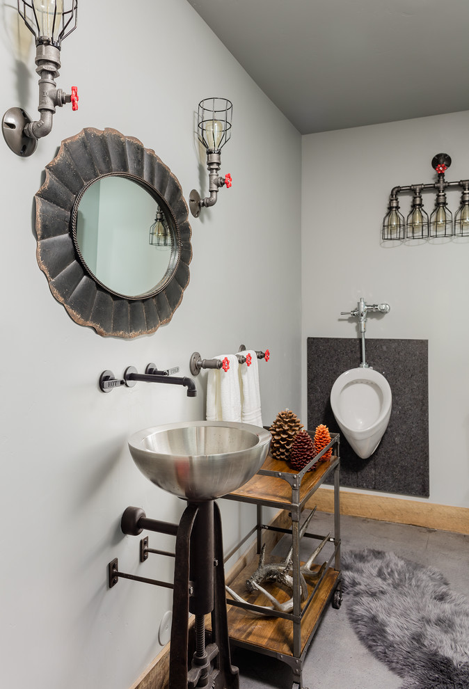 Стильный дизайн: ванная комната в стиле лофт с писсуаром, серыми стенами, бетонным полом, настольной раковиной и серым полом - последний тренд