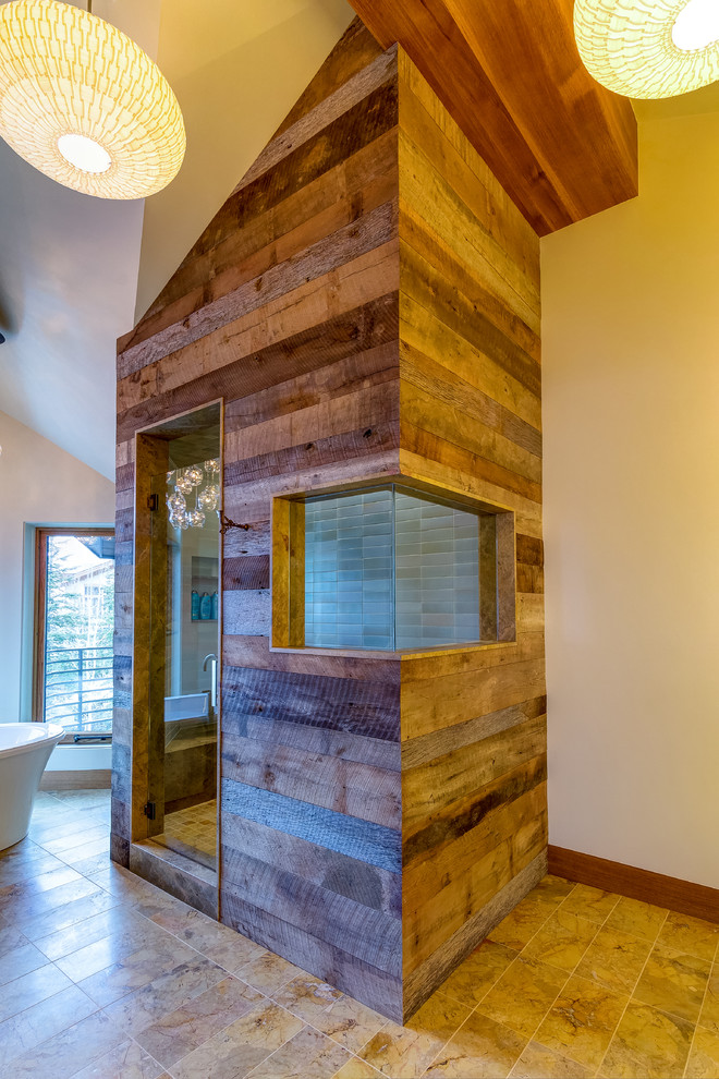 Источник вдохновения для домашнего уюта: ванная комната в стиле фьюжн с отдельно стоящей ванной и окном