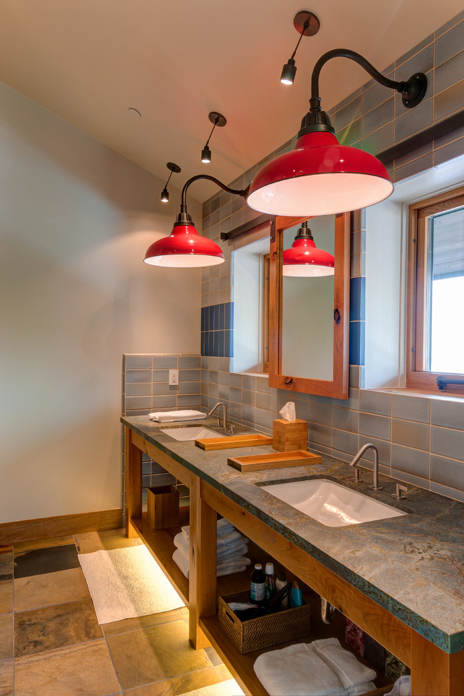 Стильный дизайн: ванная комната в стиле фьюжн с врезной раковиной и серой столешницей - последний тренд