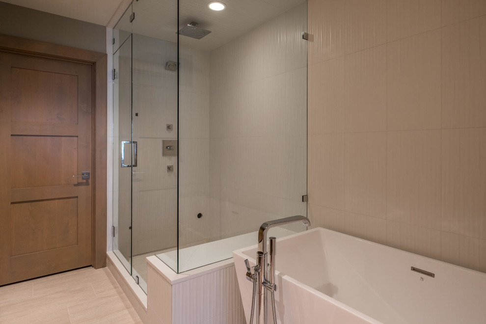 Bild på ett stort funkis vit vitt en-suite badrum, med ett fristående badkar, en hörndusch, vit kakel, keramikplattor, bruna väggar, klinkergolv i porslin, beiget golv och dusch med gångjärnsdörr