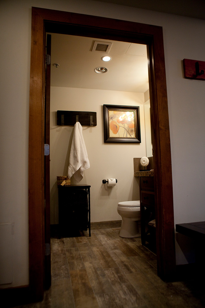 На фото: ванная комната среднего размера в стиле рустика с фасадами в стиле шейкер, оранжевыми фасадами, накладной ванной, душем над ванной, унитазом-моноблоком, коричневой плиткой, керамической плиткой, бежевыми стенами, полом из керамогранита, душевой кабиной, накладной раковиной и столешницей из гранита