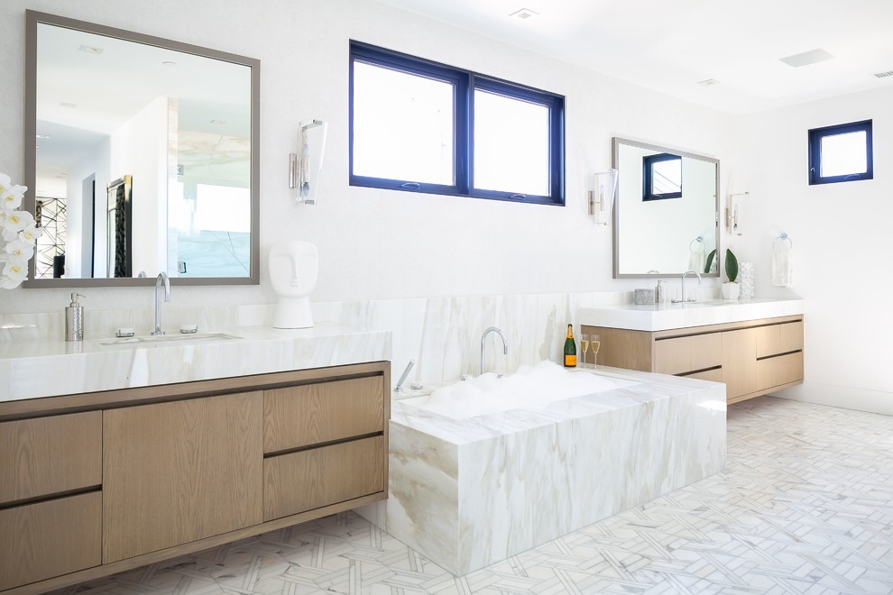 Imagen de cuarto de baño contemporáneo con armarios con paneles lisos, puertas de armario de madera oscura, bañera encastrada sin remate, paredes blancas, lavabo bajoencimera, suelo blanco y encimeras blancas