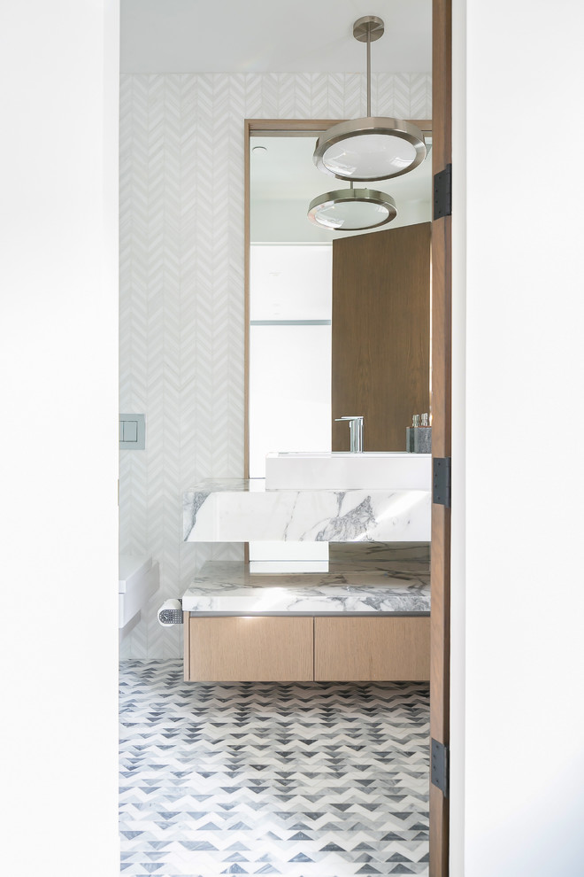 На фото: ванная комната среднего размера в стиле модернизм с плоскими фасадами, светлыми деревянными фасадами, инсталляцией, желтой плиткой, плиткой мозаикой, белыми стенами, врезной раковиной, черным полом и черной столешницей с