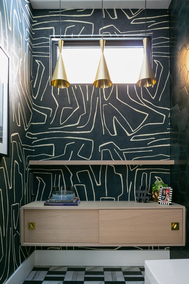 Immagine di una stanza da bagno moderna di medie dimensioni con ante lisce, ante in legno chiaro, WC sospeso, piastrelle gialle, piastrelle a mosaico, pareti bianche, lavabo sottopiano, pavimento nero e top nero