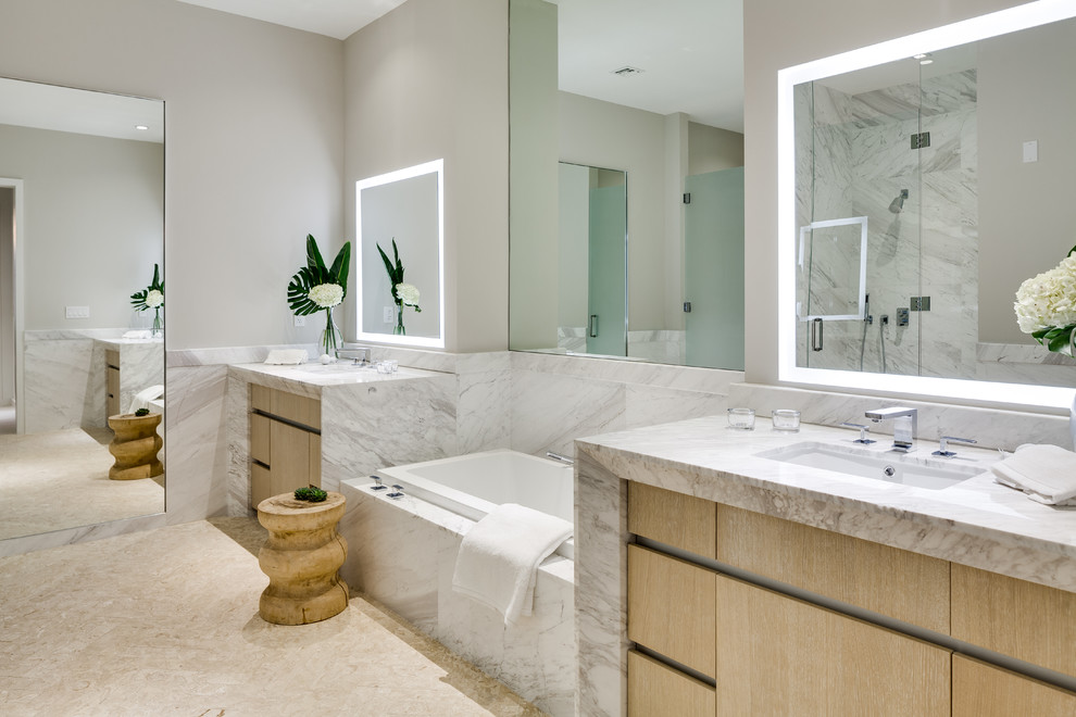 Idéer för att renovera ett stort funkis vit vitt en-suite badrum, med släta luckor, skåp i ljust trä, ett badkar i en alkov, grå väggar, ett undermonterad handfat, marmorbänkskiva och beiget golv
