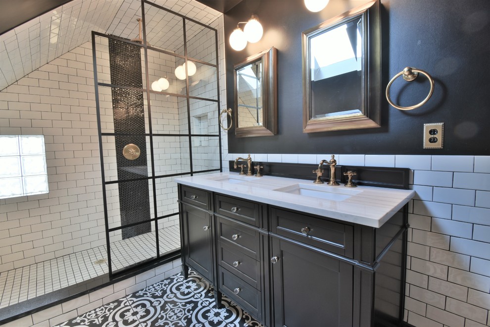 Inspiration för små klassiska vitt en-suite badrum, med skåp i shakerstil, svarta skåp, en öppen dusch, en toalettstol med hel cisternkåpa, vit kakel, tunnelbanekakel, svarta väggar, klinkergolv i porslin, ett undermonterad handfat, granitbänkskiva och svart golv