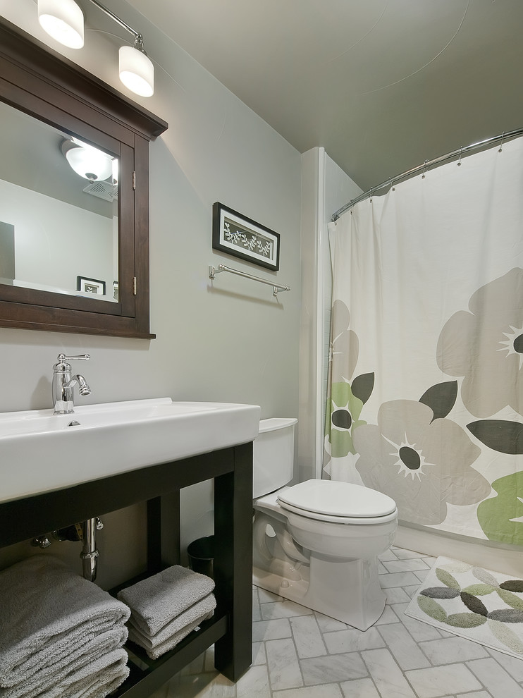 Imagen de cuarto de baño rectangular tradicional con lavabo tipo consola