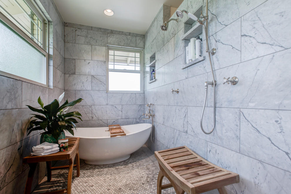 На фото: большая главная ванная комната в классическом стиле с светлыми деревянными фасадами, отдельно стоящей ванной, душевой комнатой, мраморной столешницей, тумбой под две раковины, встроенной тумбой, полом из мозаичной плитки, серым полом, нишей и сиденьем для душа