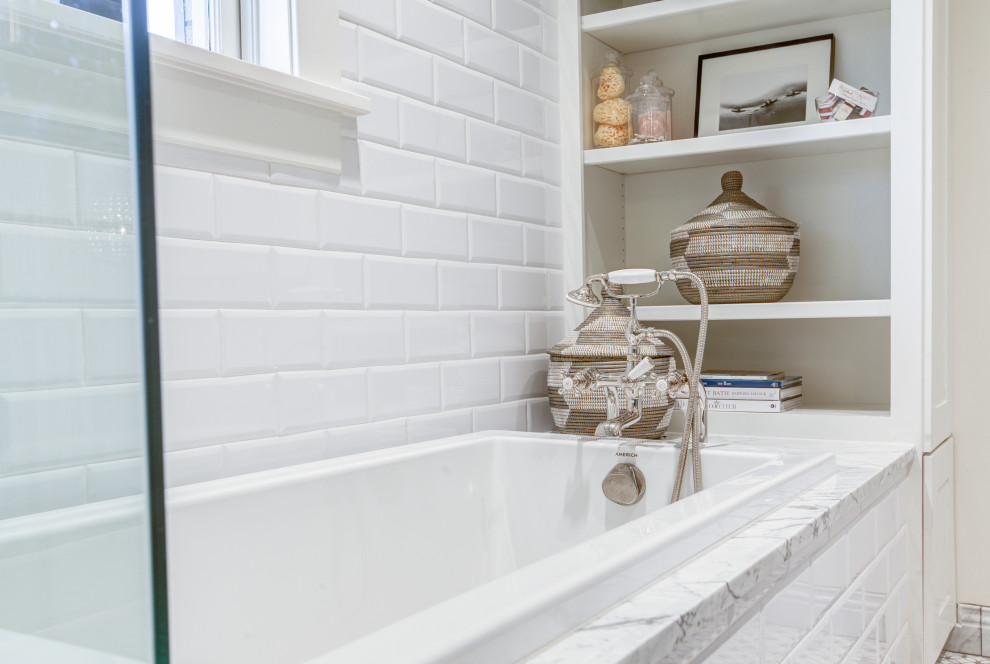 Bild på ett mellanstort vintage badrum för barn, med skåp i shakerstil, vita skåp, ett platsbyggt badkar, våtrum, marmorbänkskiva och dusch med gångjärnsdörr