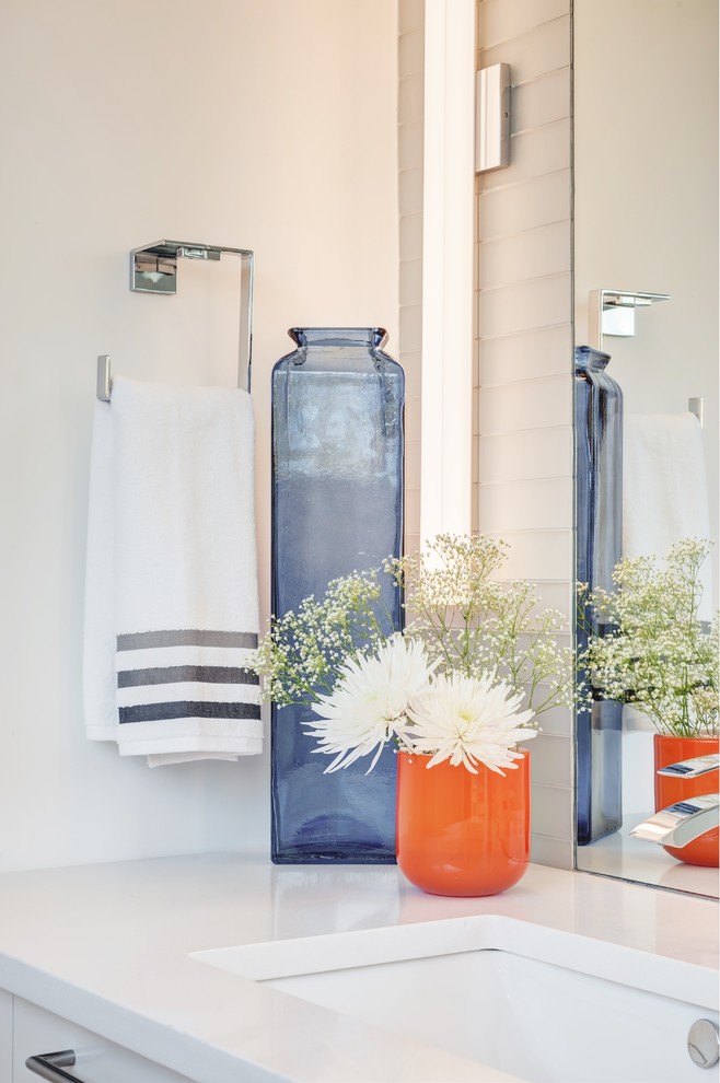 Immagine di una grande stanza da bagno padronale contemporanea con ante lisce, ante bianche e vasca freestanding