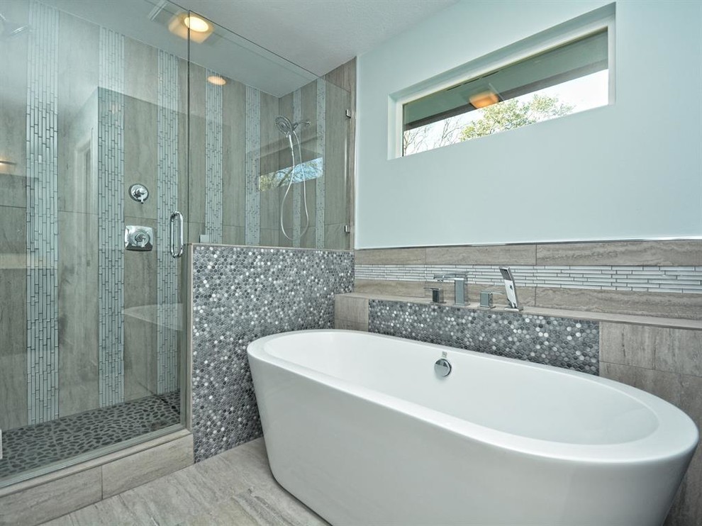 Ejemplo de cuarto de baño actual con bañera exenta, ducha doble, baldosas y/o azulejos grises y baldosas y/o azulejos en mosaico