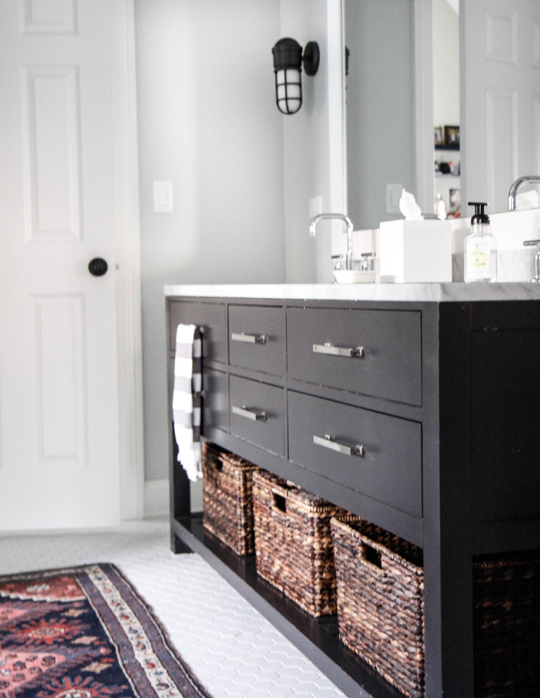 Idee per una stanza da bagno tradizionale con pareti grigie, pavimento con piastrelle a mosaico, consolle stile comò, ante in legno bruno, lavabo sottopiano e top in marmo