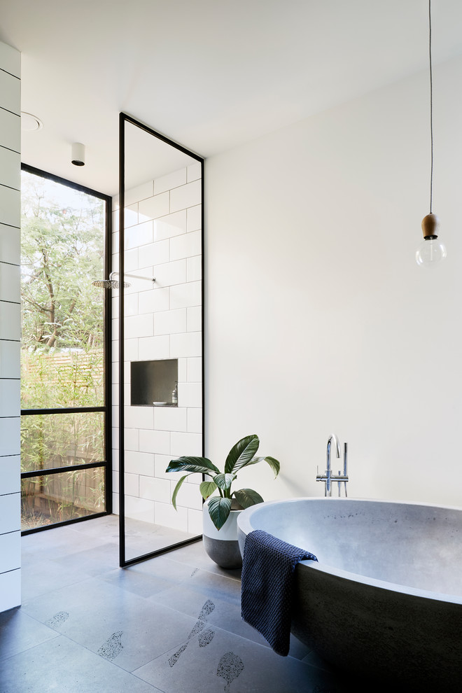 Стильный дизайн: главная ванная комната в стиле лофт с отдельно стоящей ванной, душем без бортиков, белой плиткой, белыми стенами и открытым душем - последний тренд