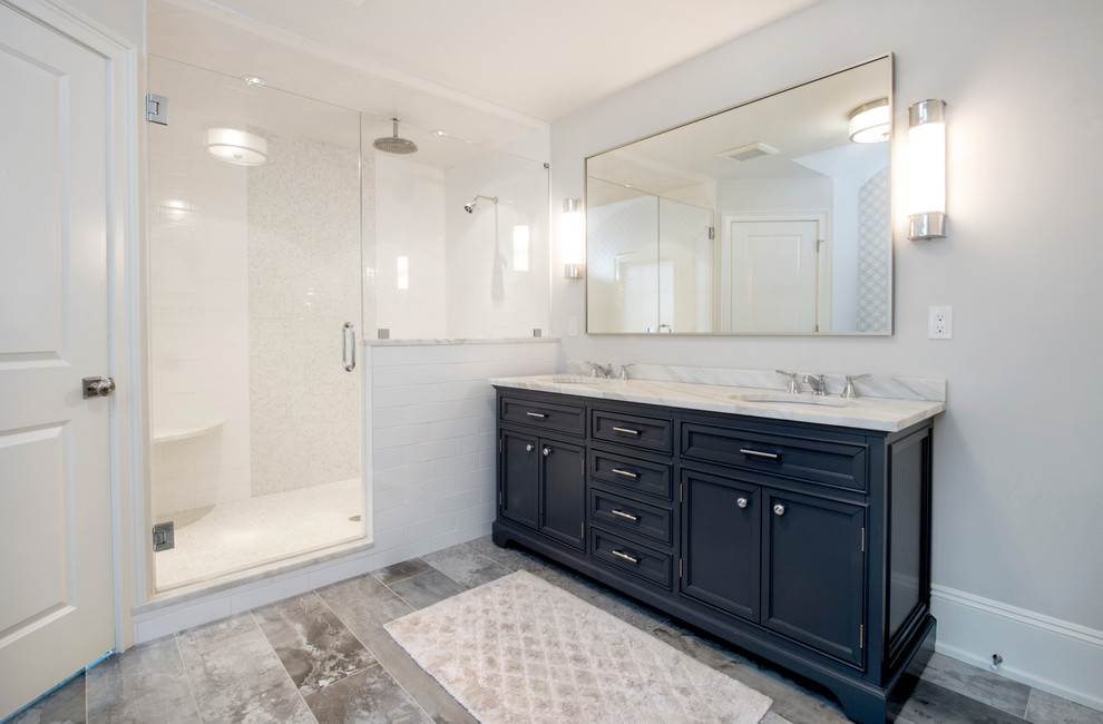 Foto på ett vintage en-suite badrum, med luckor med infälld panel, svarta skåp, en dusch i en alkov, grå väggar, klinkergolv i porslin, ett undermonterad handfat, marmorbänkskiva och dusch med gångjärnsdörr