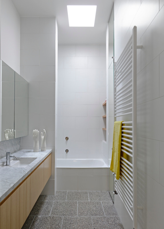 メルボルンにある小さなコンテンポラリースタイルのおしゃれな浴室 (アンダーカウンター洗面器、大理石の洗面台、白いタイル、白い壁) の写真