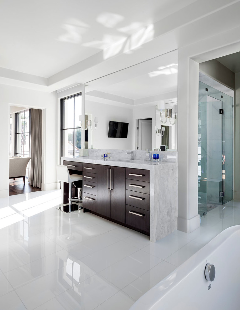 Modernes Badezimmer mit flächenbündigen Schrankfronten, dunklen Holzschränken, freistehender Badewanne, Duschnische und weißer Wandfarbe in Dallas
