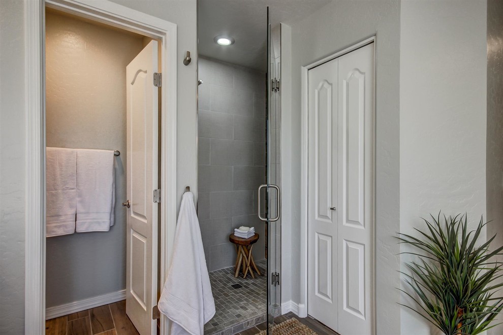 Свежая идея для дизайна: главная ванная комната среднего размера в скандинавском стиле с фасадами с выступающей филенкой, светлыми деревянными фасадами, отдельно стоящей ванной, угловым душем, унитазом-моноблоком, разноцветной плиткой, керамогранитной плиткой, белыми стенами, полом из керамогранита, врезной раковиной и столешницей из кварцита - отличное фото интерьера