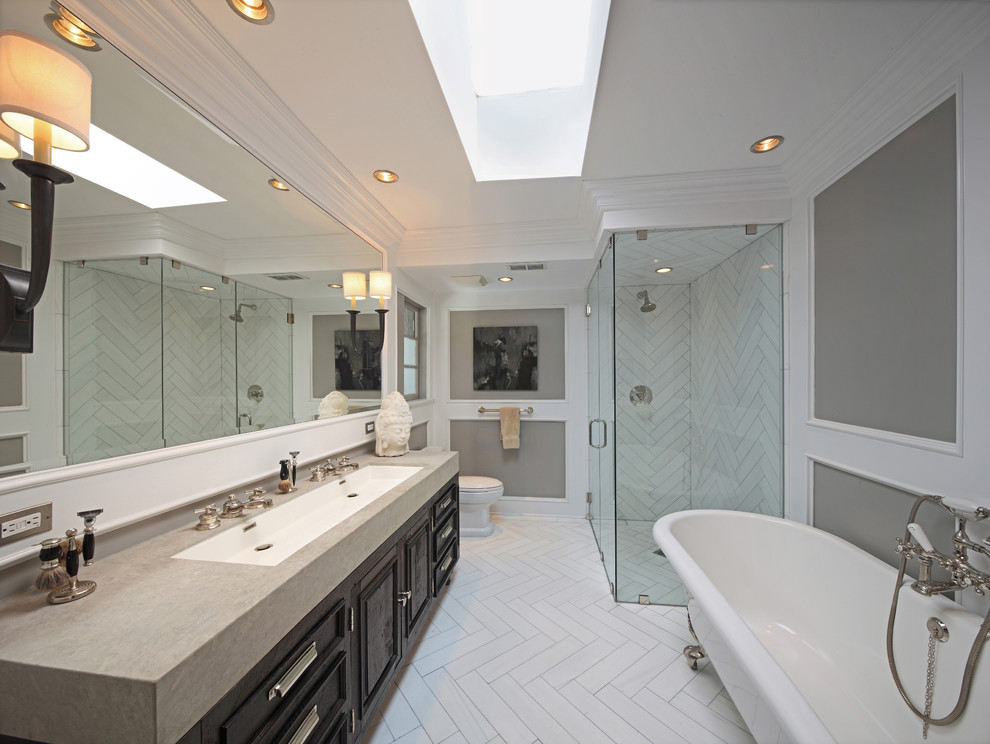 Imagen de cuarto de baño largo y estrecho clásico con bañera con patas
