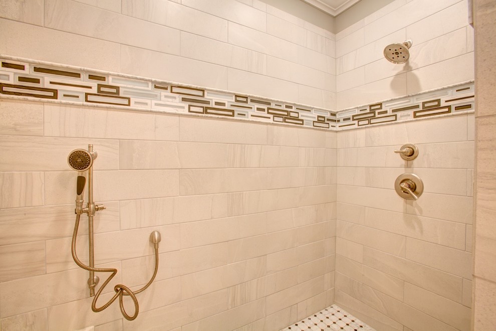Пример оригинального дизайна: ванная комната среднего размера в средиземноморском стиле с фасадами с выступающей филенкой, светлыми деревянными фасадами, накладной ванной, душевой комнатой, раздельным унитазом, бежевой плиткой, розовой плиткой, керамической плиткой, бежевыми стенами, полом из травертина, врезной раковиной и мраморной столешницей