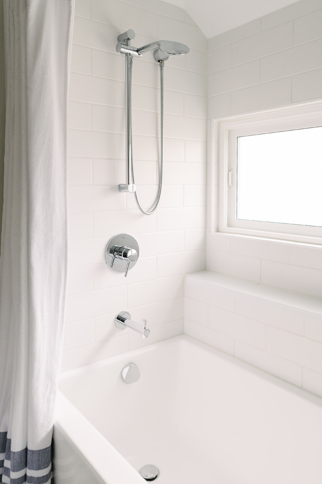 Bild på ett mellanstort vintage vit vitt badrum med dusch, med möbel-liknande, blå skåp, ett badkar i en alkov, en dusch/badkar-kombination, vit kakel, tunnelbanekakel, vita väggar, cementgolv, ett fristående handfat, bänkskiva i akrylsten, blått golv och dusch med duschdraperi