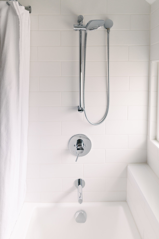 Foto på ett mellanstort vintage vit badrum med dusch, med möbel-liknande, blå skåp, ett badkar i en alkov, en dusch/badkar-kombination, vit kakel, tunnelbanekakel, vita väggar, cementgolv, ett fristående handfat, bänkskiva i akrylsten, blått golv och dusch med duschdraperi