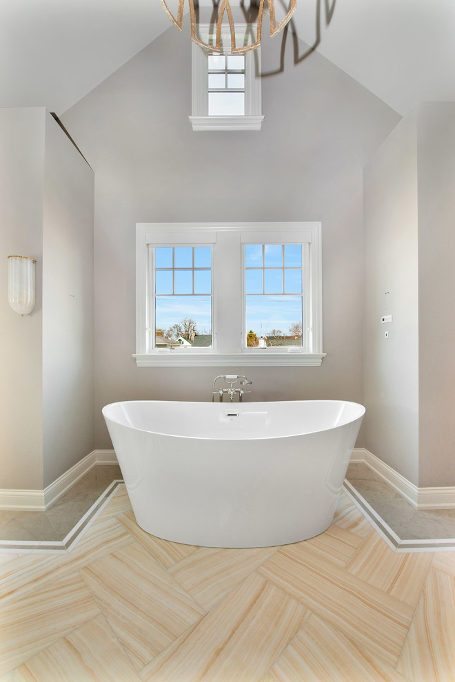 Exemple d'une douche en alcôve principale chic en bois foncé de taille moyenne avec un placard en trompe-l'oeil, une baignoire indépendante, un carrelage blanc, un mur gris, un lavabo intégré et tomettes au sol.