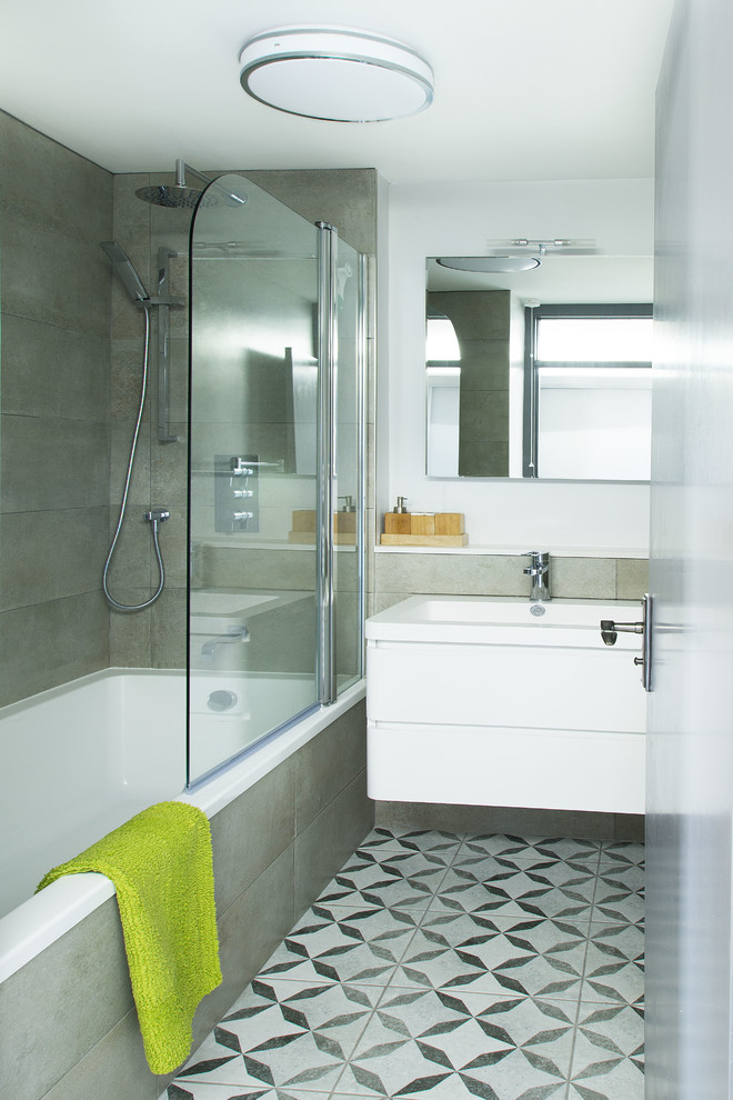 Modernes Badezimmer mit offener Dusche in Buckinghamshire