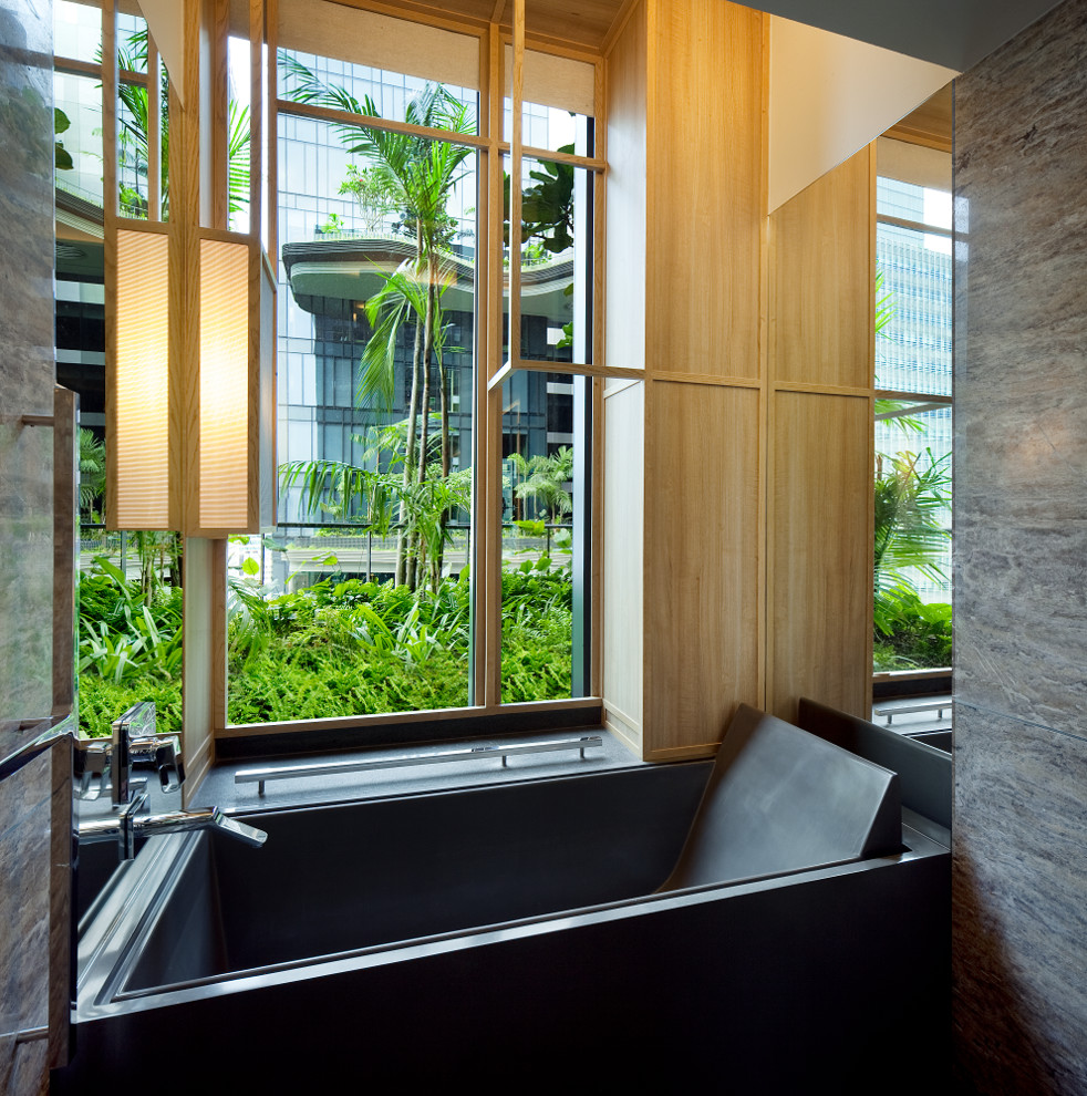 Mittelgroßes Modernes Badezimmer En Suite mit Badewanne in Nische, farbigen Fliesen, Steinfliesen und brauner Wandfarbe